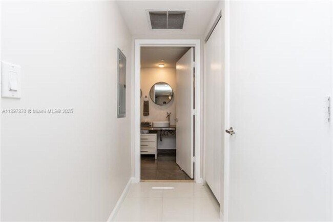 Building Photo - 485 Brickell Ave