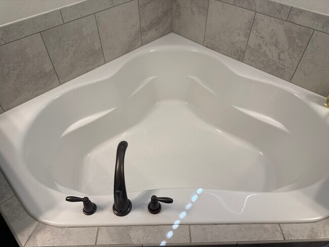 Building Photo - 12616 Salomon Cove Dr