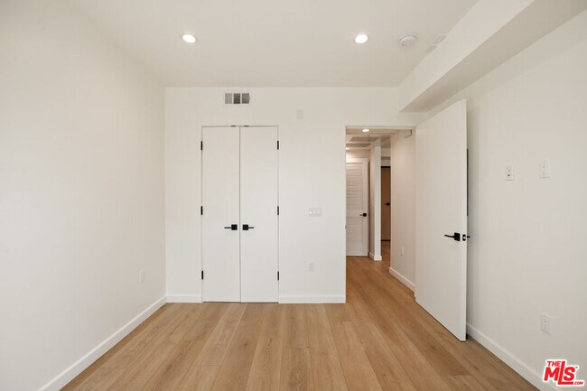 Building Photo - 1414 S Beverly Dr
