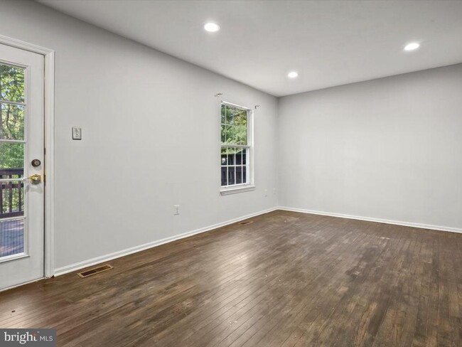 Building Photo - 760 Clifftop Dr
