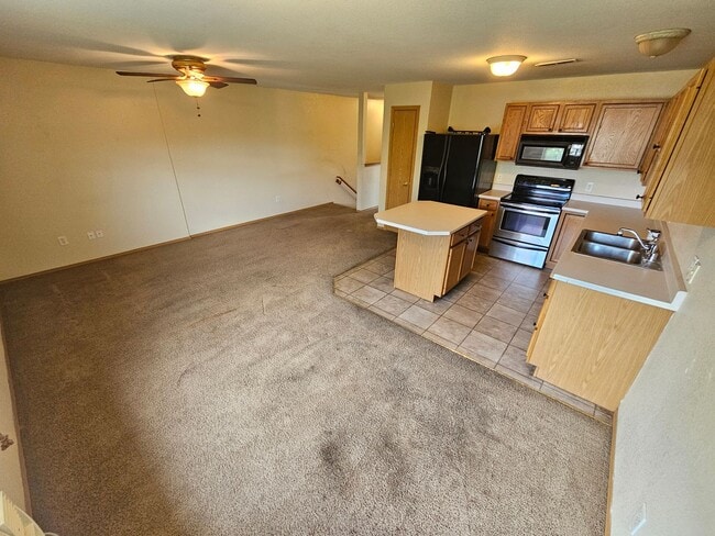 Building Photo - Townhome with 3 bedrooms and garage!  New paint and flooring!