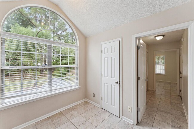 Building Photo - AVAILABLE OCTOBER 2025! [PET FRIENDLY]