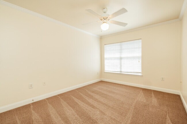 Building Photo - 748 Majestic Dr