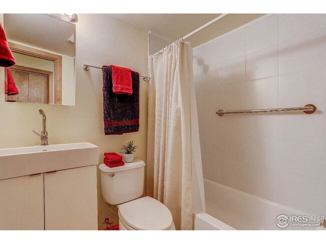 Building Photo - "Charming 3-Bed Townhouse Retreat with Spacious Living in Boulder!"