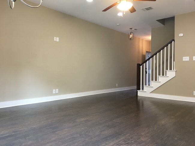 Building Photo - BEAUTIFUL TOWNHOUSE IN CRESTVIEW