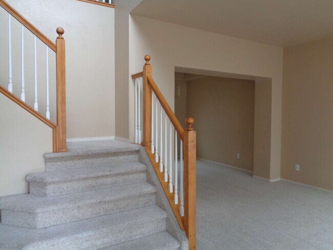 Building Photo - Super location close to shopping, schools,...