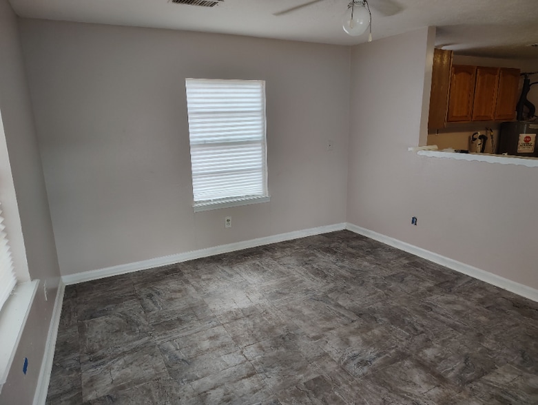 Building Photo - 804 Lazy Ln