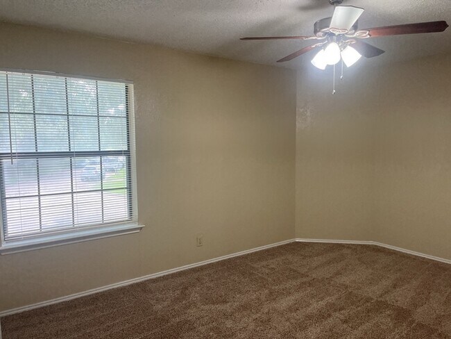 Building Photo - Townhouse! 2 bedroom 2.5 bath 2 car garage!