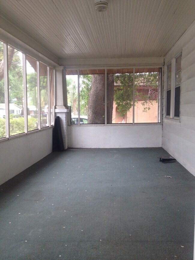 Building Photo - 1028 W 11th St