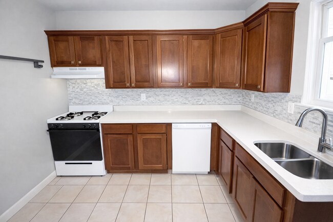 Building Photo - 6606 Dalzell Pl
