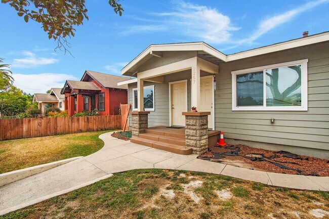 Building Photo - Olive Avenue Triplex