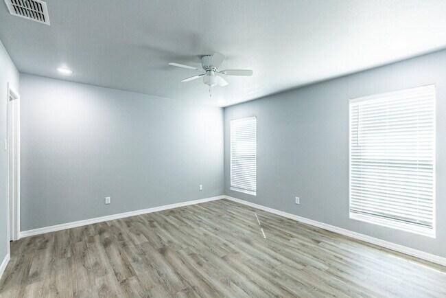 Building Photo - Great townhome!