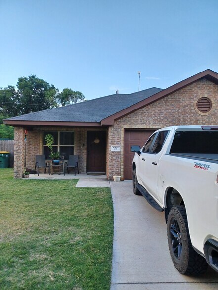 Building Photo - 809 Golf Course Rd