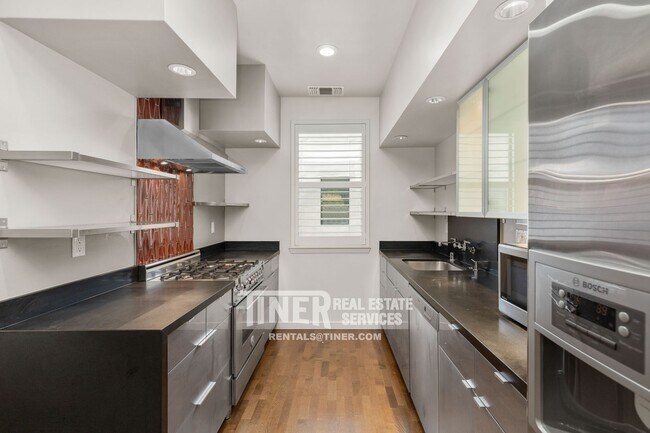 Building Photo - Fabulous Midtown Brownstone