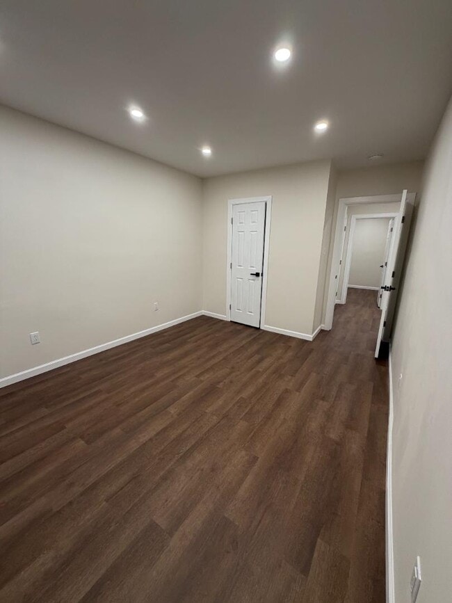 Building Photo - 6-36 Beach 22nd St