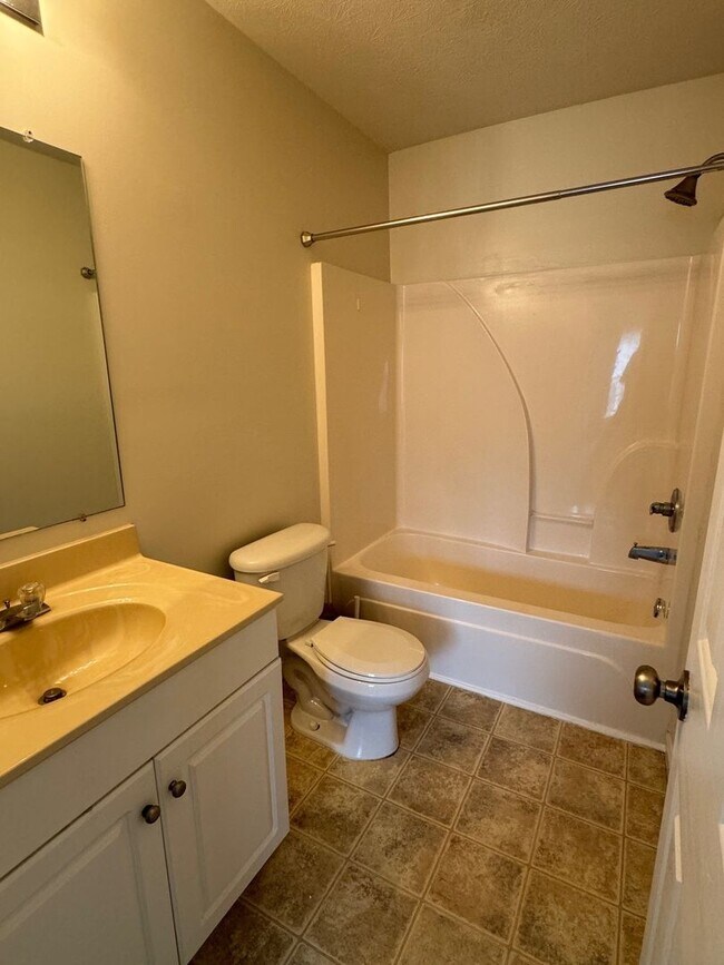 Building Photo - Spacious Home With 2 Suites & Walk-Out Bas...