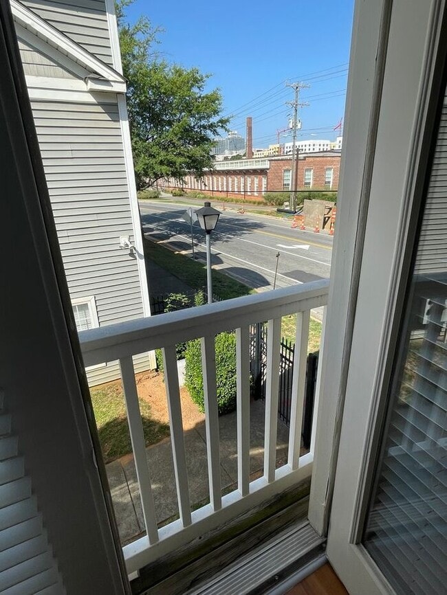 Building Photo - 2BR Townhome w/ Deeded Parking, In-Unit W/D, Patio in Optimist Park