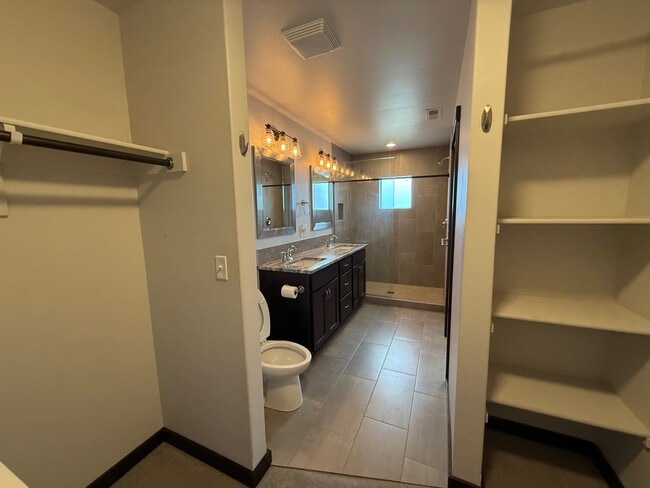 Building Photo - 5475 Vermeer Ln