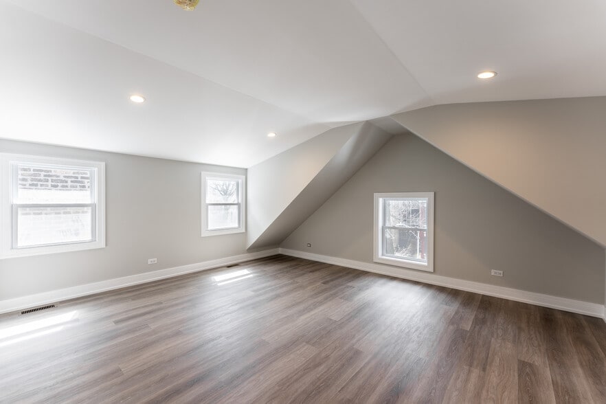 Building Photo - 1725 N Honore St