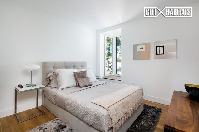 Building Photo - 213 Columbia St