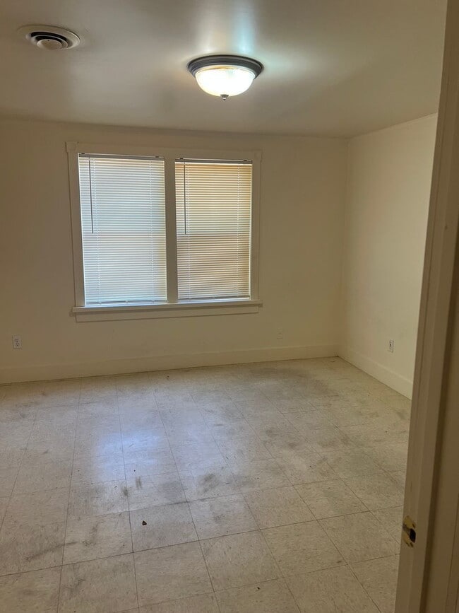 Building Photo - 2BED 1BATH - FENCED YARD, WASHER DRYER HOOKUP, STORAGE SHED, NEAR DOWNTOWN