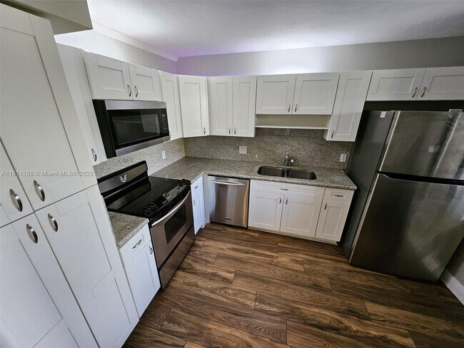 Building Photo - 302 Lakeview Dr