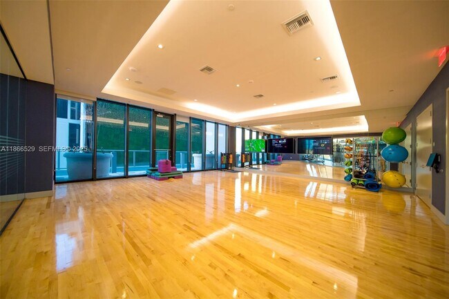 Building Photo - 1010 Brickell Ave