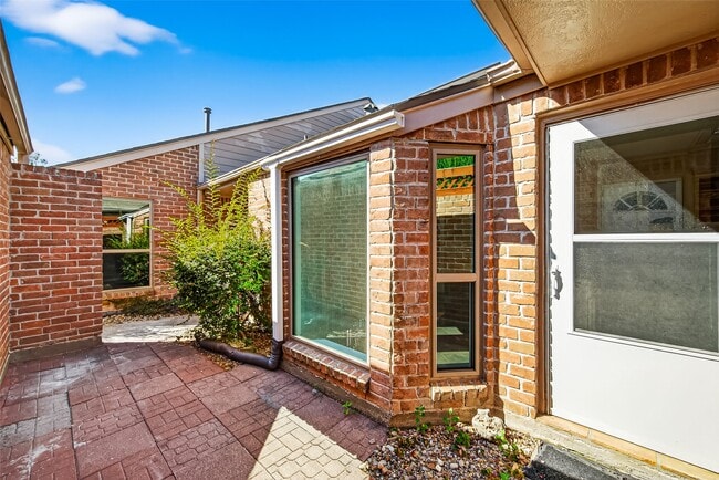 Building Photo - 2026 Ashford Hollow Ln