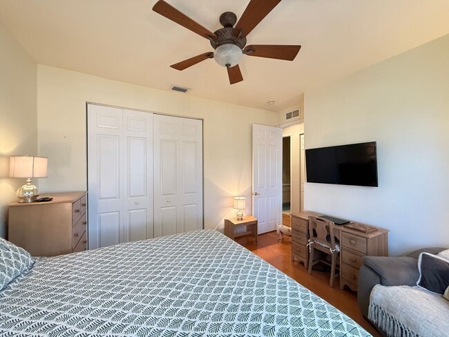 Building Photo - Two-story Upscale Townhouse located at Bel...