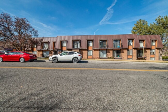 Building Photo - Bright & Spacious 1BD/1BA Top-Floor Unit with Stunning Views!
