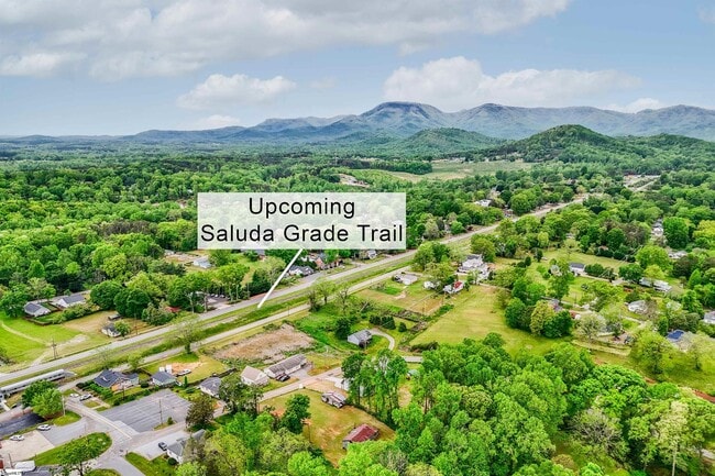 Building Photo - 610 N Shamrock Ave