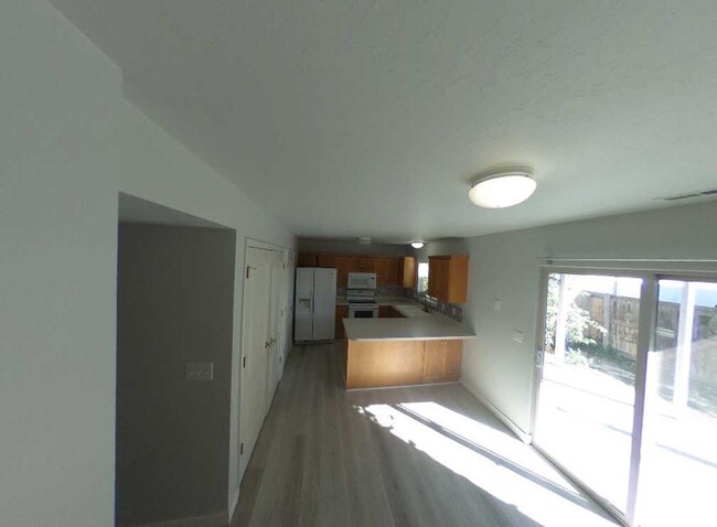 Building Photo - Stunning West Valley Condo - 50% OFF of FI...