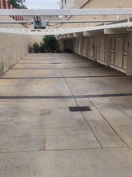 Building Photo - 335 E Plymouth St