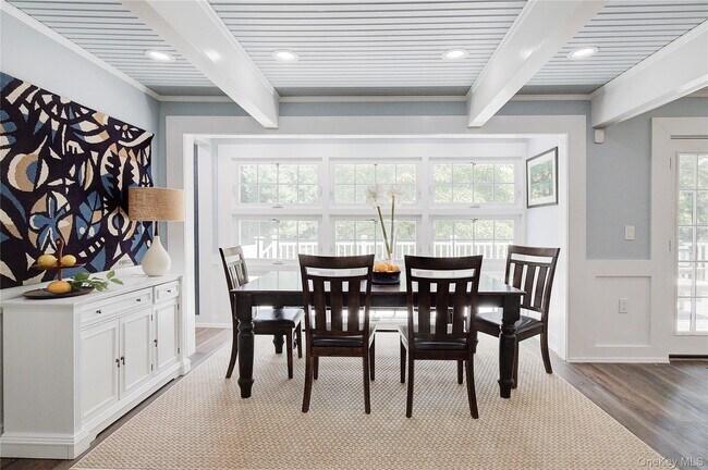 Building Photo - 2 Spring Hollow Rd