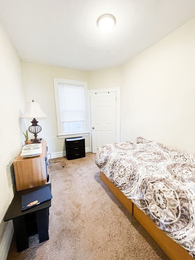 Building Photo - 433 Winton St