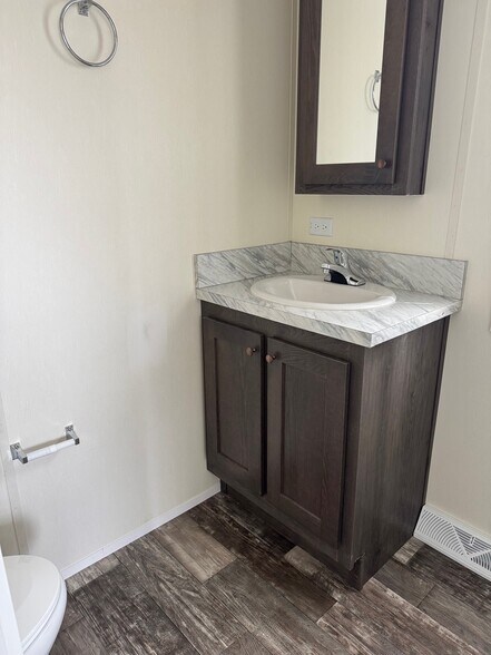 Building Photo - 7 Saratoga Dr