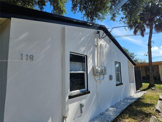 Building Photo - 118 NW 8th Ave