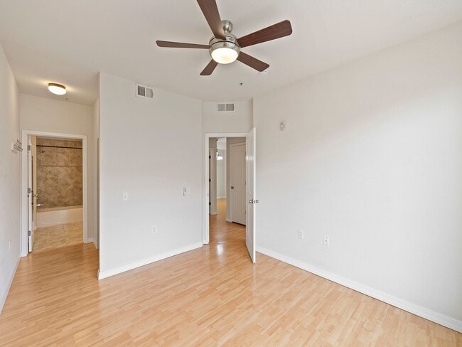 Building Photo - 2 bed 2 Bath Condo with Community Pool!