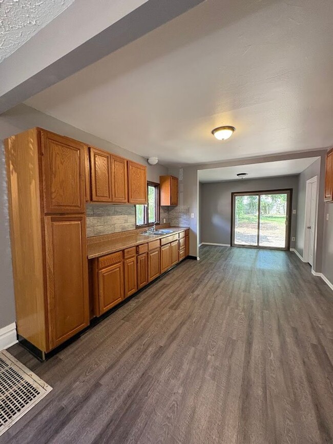 Building Photo - Three bedroom one bathroom home for rent