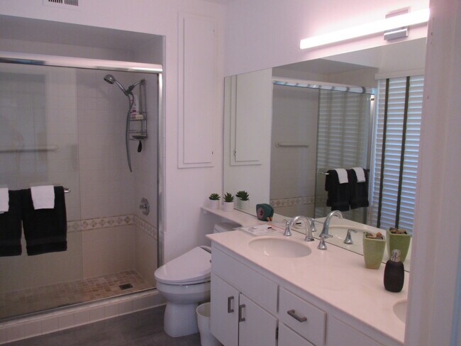 Building Photo - 2230 S Sunshine Cir