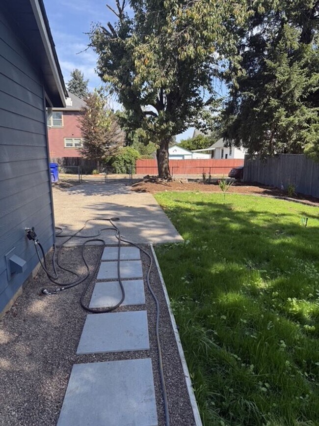 Building Photo - 7806 N Newman Ave