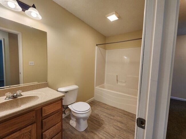 Building Photo - Large 5 Bedroom Home & Pets Welcome*