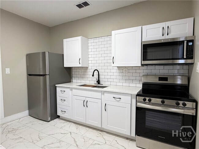 Building Photo - 728 W 39th St