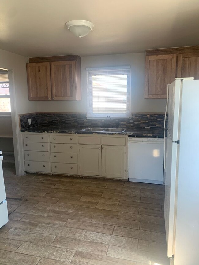 Building Photo - 3 BEDROOM, 1 BATHROOM, RANCH STYLE SINGLE FAMILY HOME WITH OVERSIZED 2 CAR DETACHED GARAGE
