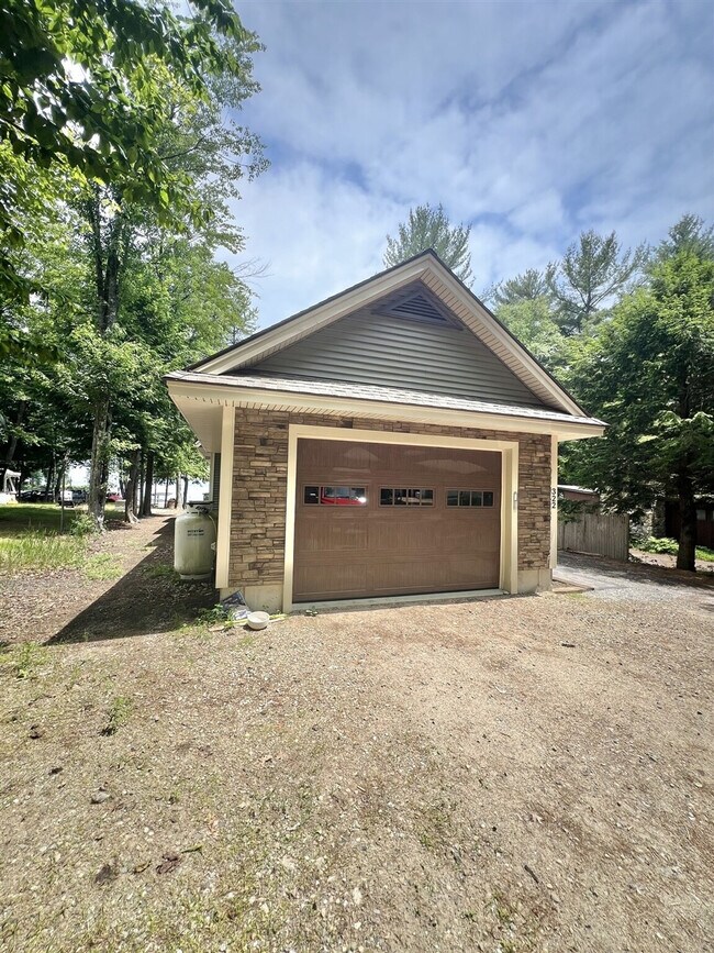 Building Photo - 322 NW River Rd