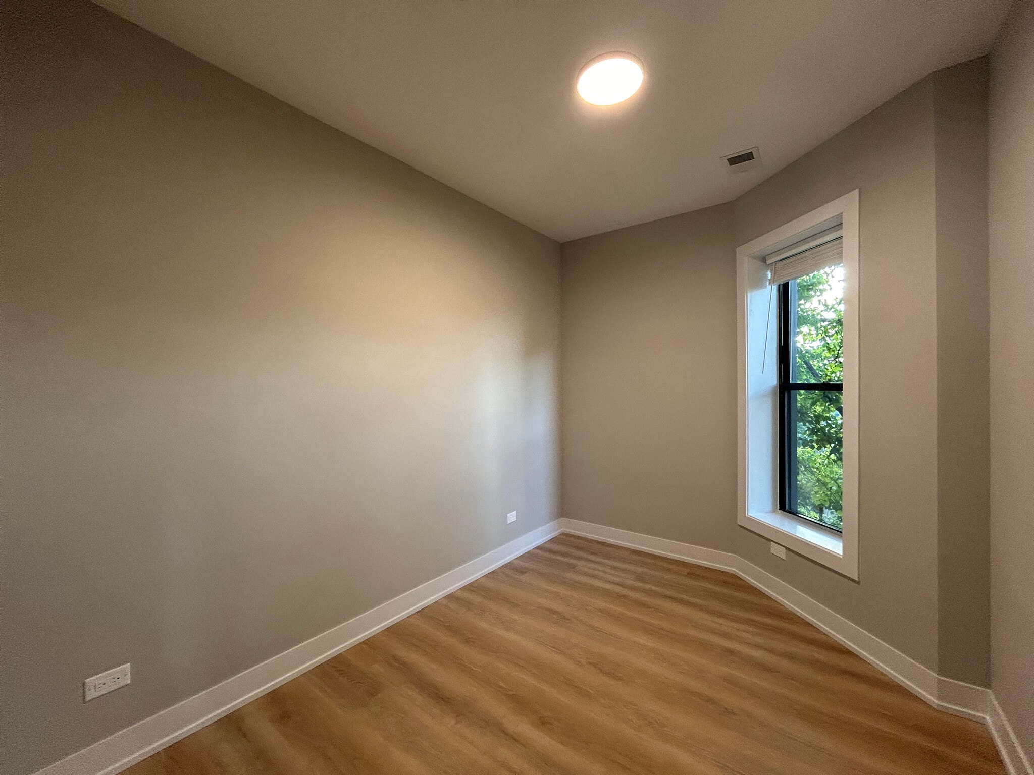 Building Photo - 423 W Belden Ave