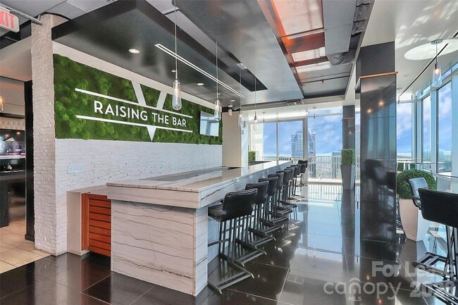 Building Photo - 215 N Pine St