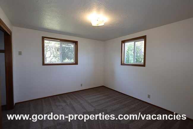 Building Photo - SE Molt St - Milwaukie mid-century split l...