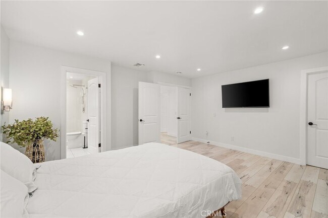 Building Photo - 4630 Cedros Ave