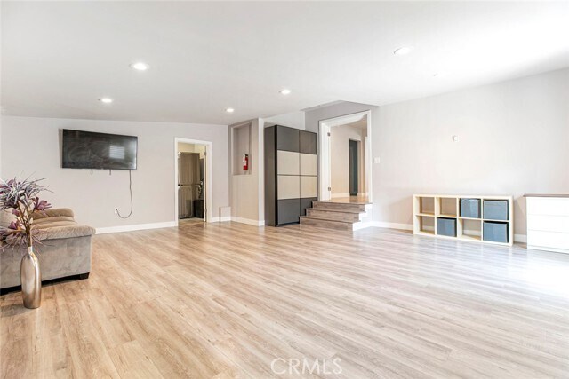 Building Photo - 1527 N Screenland Dr